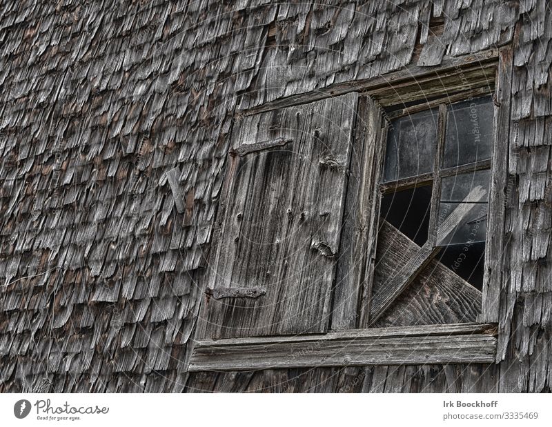 altes kaputtes Holzfenster in einem Schuppen Ruine Mauer Wand Fassade Fenster Glas dunkel gruselig braun Angst Endzeitstimmung Verfall Vergänglichkeit