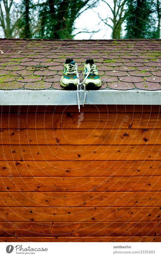 Schuhe auf dem Dach Turnschuh paarweise Gartenhaus Haus Hütte Schuppen Lagerschuppen Holzhaus Ausflug Berlin Brandenburg Dorf Kleinstadt neu fahrland See