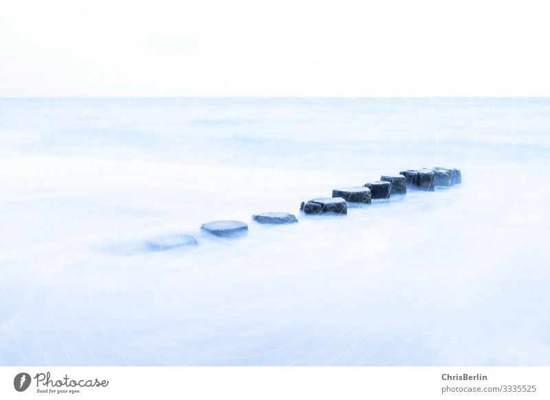 Buhnen in der Ostsee - Langzeitbelichtung Ferne Freiheit Meer Natur Landschaft Wasser Holz Kraft ruhig ästhetisch Frieden zart Gedeckte Farben Außenaufnahme Tag