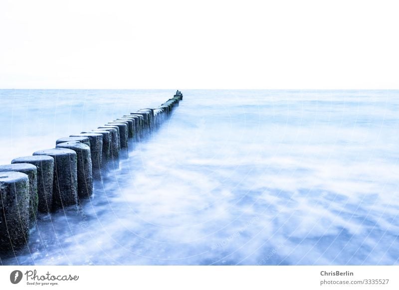 Buhnen in der Ostsee Meer Wellen Natur Landschaft Wasser Horizont Holz maritim blau achtsam Gelassenheit ruhig Kraft Ferien & Urlaub & Reisen Ferne