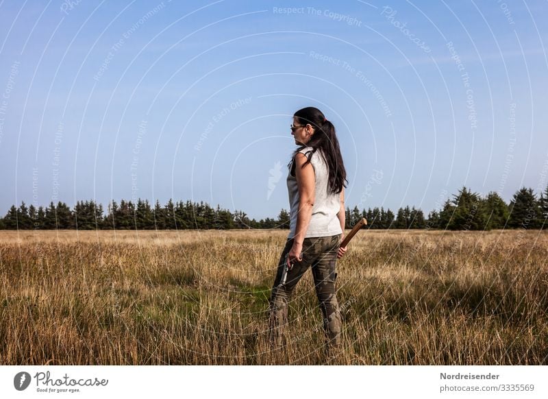 Endzeit Stil sportlich Leben Freizeit & Hobby Axt Mensch feminin Frau Erwachsene Natur Wolkenloser Himmel Schönes Wetter Gras Wiese Wald Sonnenbrille