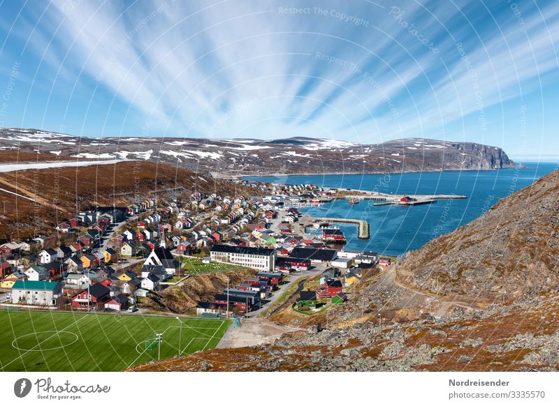 Kjøllefjord an der Barentssee im Norden von Norwegen meer kjøllefjord kjöllefjord stadt polarregion barentssee hafen kai küste stadion sportplatz fußballplatz