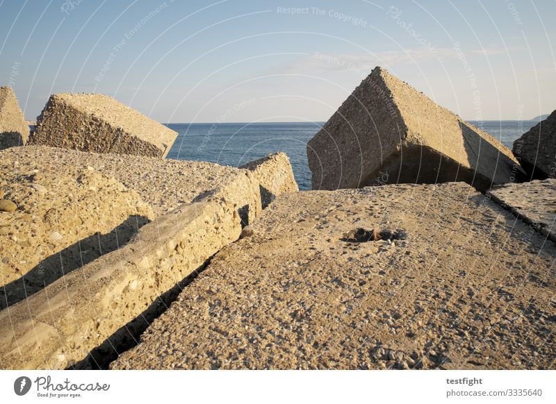 beton steine scherben Umwelt Küste Fischerdorf Mauer Wand grau grob Beton Betonplatte Buhne Meer Abendsonne Farbfoto Außenaufnahme Textfreiraum oben Licht