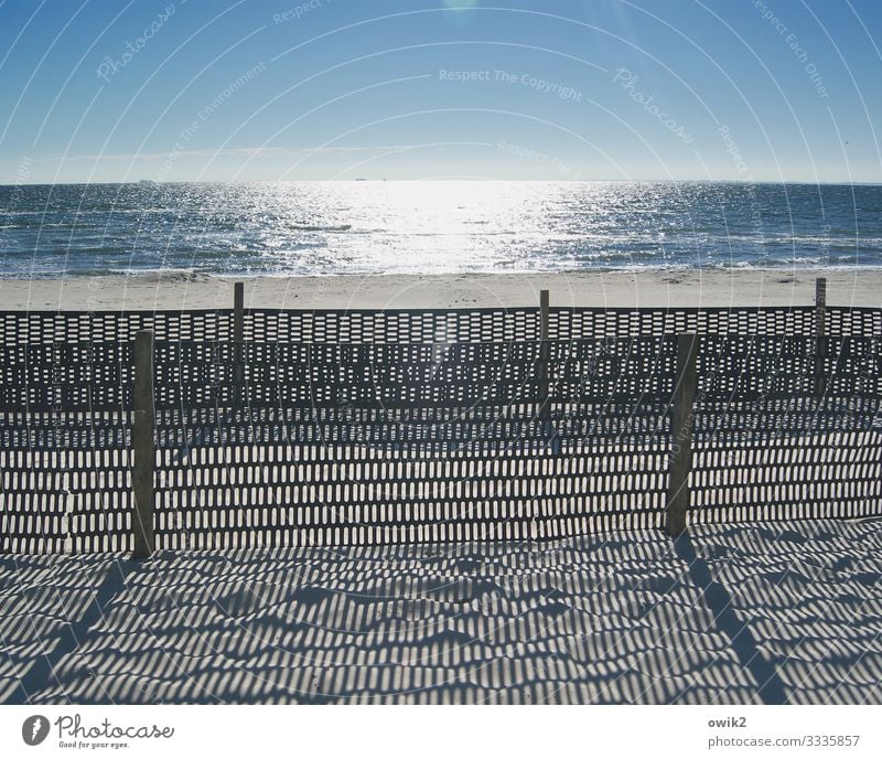 Sperrgebiet Umwelt Landschaft Sand Wasser Wolkenloser Himmel Horizont Schönes Wetter Küste Strand Ostsee Zaun Zaunpfahl Barriere Begrenzung Holz Kunststoff