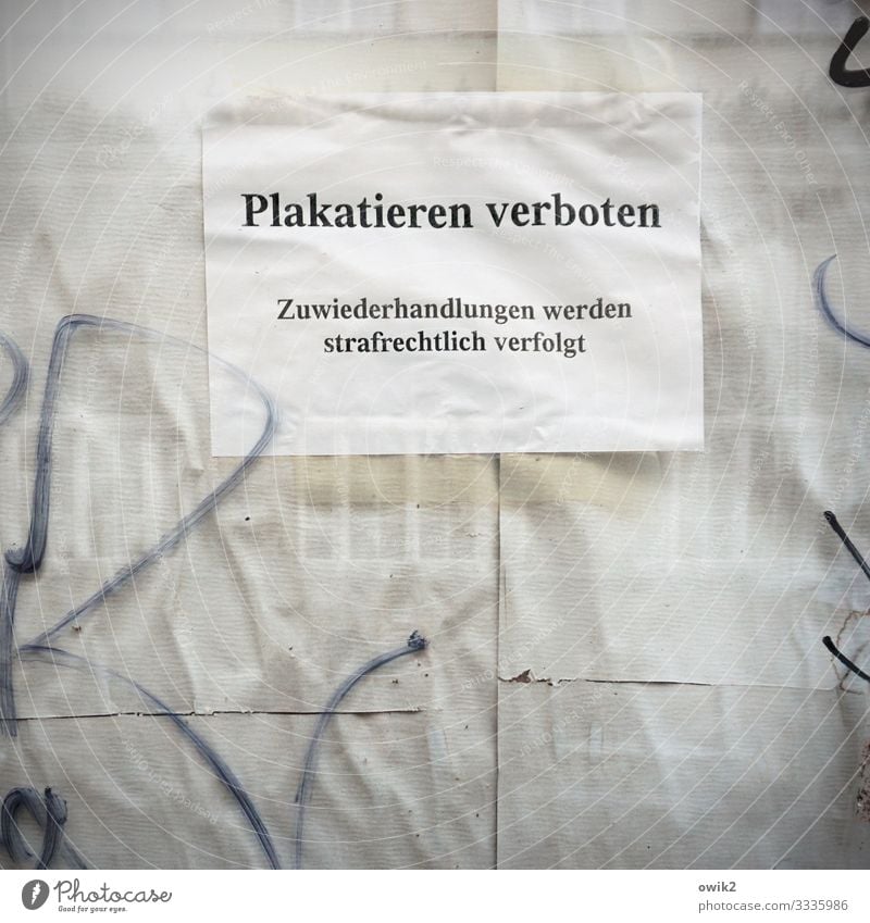 Geschriebenes | Wiederstand zwecklos Schaufenster Glasscheibe Papier Zettel Schreibfehler Zeichen Schriftzeichen skurril Verbote Verbotsschild Graffiti Farbfoto