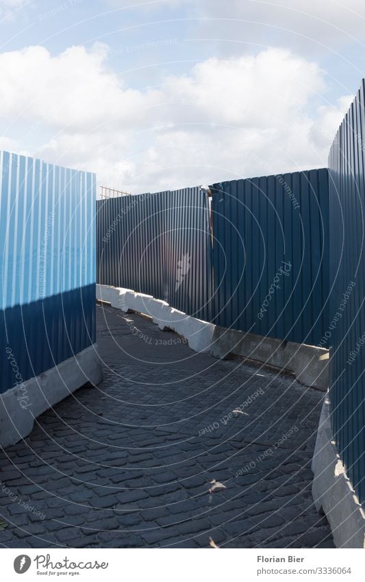 Vorbestimmter Weg Arbeit & Erwerbstätigkeit Handwerker Baustelle Himmel Wolken Bauzaun Abtrennung Wege & Pfade wegweisend geschlossen Metall bauen fangen eckig