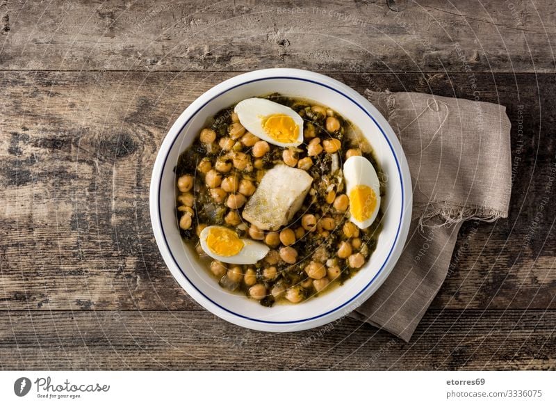 Kichererbseneintopf mit Spinat und Kabeljau oder Potaje de Vigilia. Potaje de vigilia Eintopf Ragout Dorsch Lebensmittel Gesunde Ernährung Foodfotografie potaje