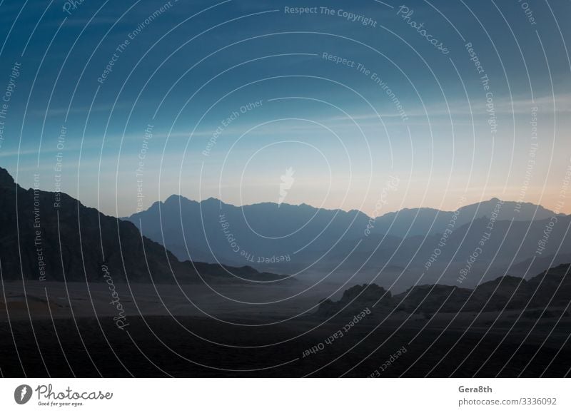 Wüste mit felsigen Bergen und abendlichem Himmel in Ägypten exotisch Ferien & Urlaub & Reisen Tourismus Ausflug Berge u. Gebirge Natur Landschaft Wolken Felsen