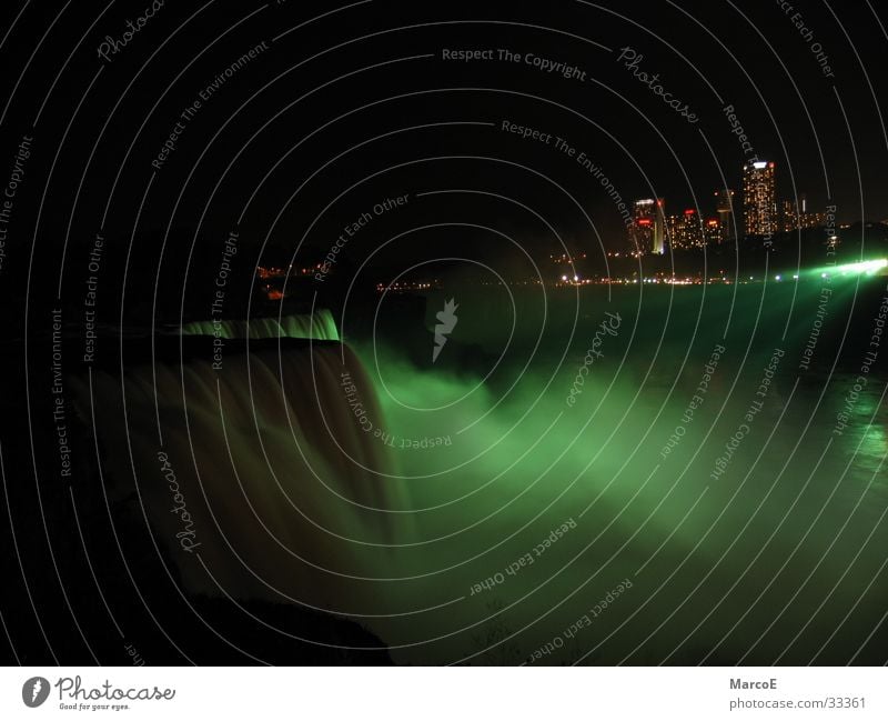 Niragara Fälle Niagara Fälle Amerika grün Licht USA Wasser Kanada Gischt Beleuchtung Nacht Nachtaufnahme Bekanntheit Sehenswürdigkeit Ausflugsziel Attraktion