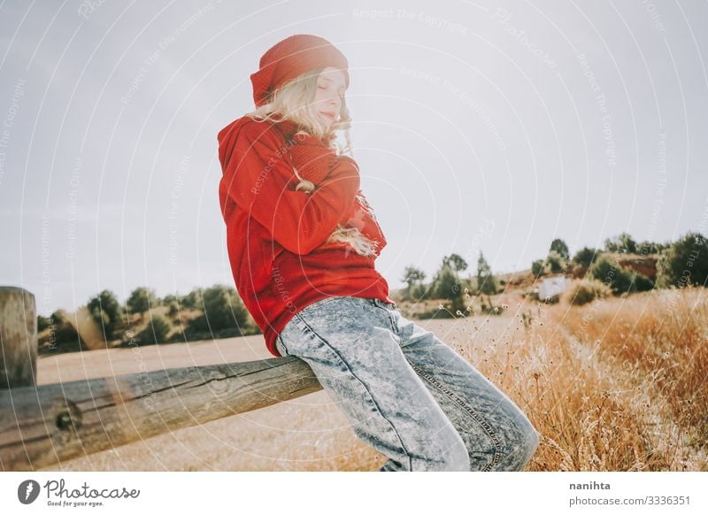 Junge und blonde Frau genießt einen sonnigen und ruhigen Tag schön Leben Sinnesorgane Windstille Ferien & Urlaub & Reisen Sommer Sonne Mensch feminin Junge Frau