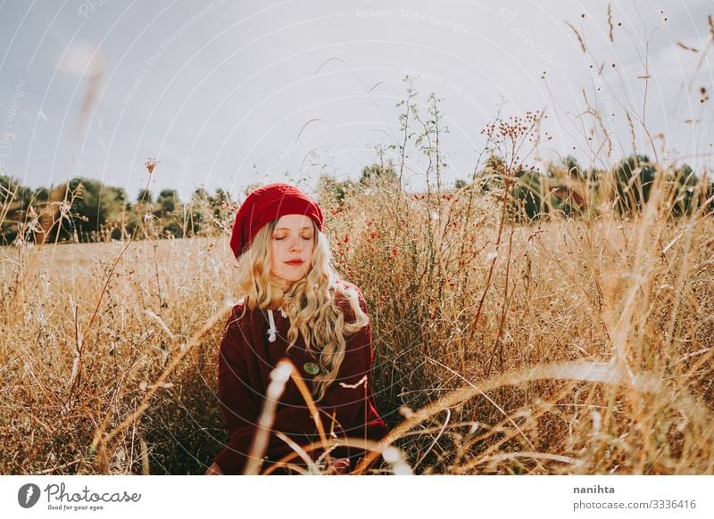 Junge Frau auf einem Feld an einem sonnigen Tag Sinnesorgane Windstille Sommer Mensch feminin Erwachsene Jugendliche 1 18-30 Jahre Natur Landschaft Herbst