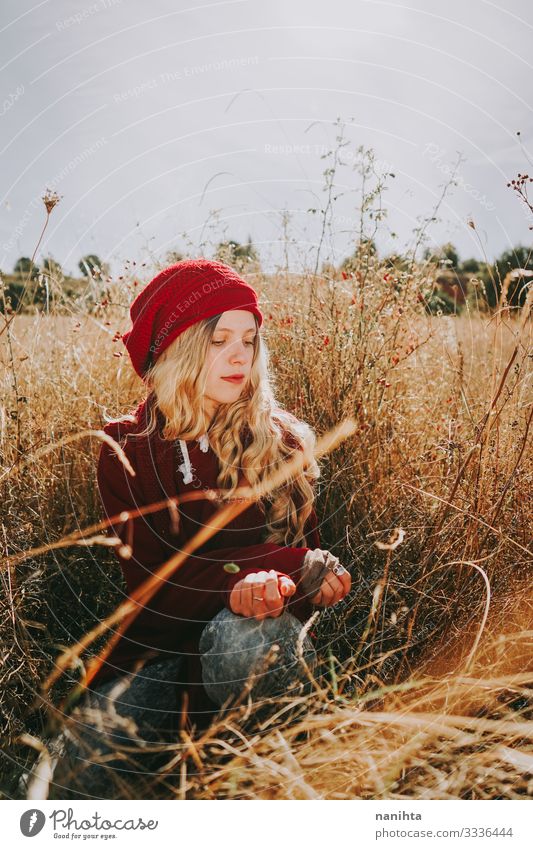 Junge Frau auf einem Feld an einem sonnigen Tag Sinnesorgane ruhig Sommer Mensch feminin Jugendliche Erwachsene 1 18-30 Jahre Natur Landschaft Herbst Wärme Gras