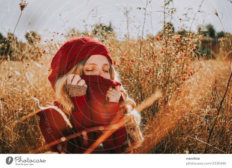 Junge Frau auf einem Feld an einem sonnigen Tag Sinnesorgane Windstille Sommer Mensch feminin Erwachsene Jugendliche 1 18-30 Jahre Natur Landschaft Herbst