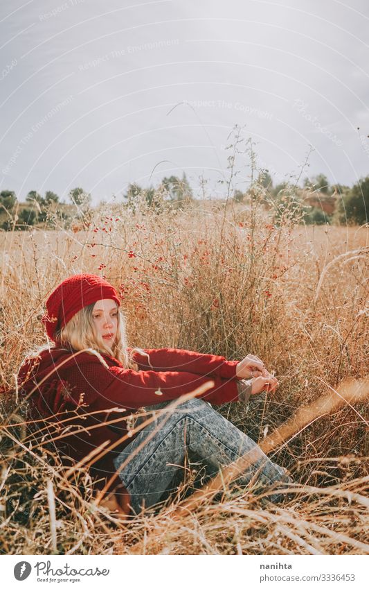 Junge Frau auf einem Feld an einem sonnigen Tag in roter Kleidung Sinnesorgane Windstille Sommer Mensch feminin Jugendliche Erwachsene 1 18-30 Jahre Natur