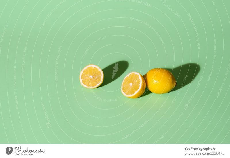 Frische, halbierte Zitronen auf grünem Hintergrund. Sommerfrüchte Frucht Schönes Wetter frisch Aquaminthe heiter Zitrusfrüchte farbenfroh halbieren