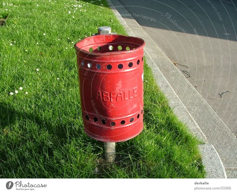 mülleimer Müll Eimer rot Häusliches Leben Ende Rasen mülleimer. papierkorb leer trashig Schatten gün Straße