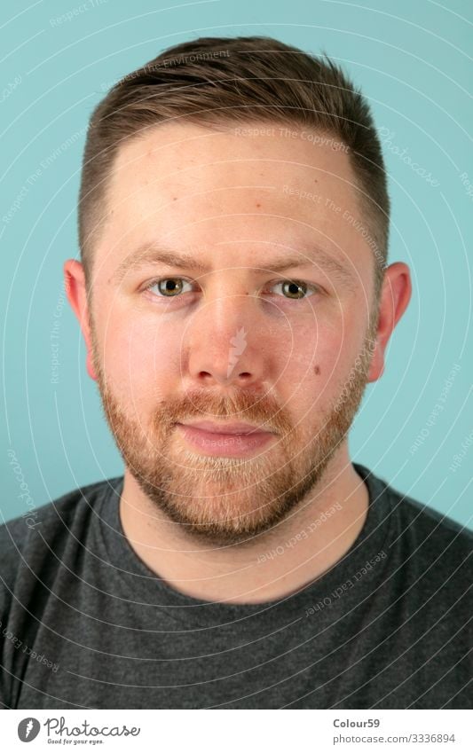 Portrait von jungem Mann Mensch maskulin Gesicht 1 beobachten positiv portrait mann vollbart leger schön schauen augen Farbfoto Studioaufnahme