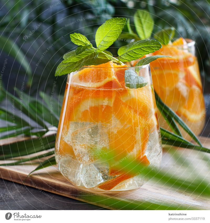 Hausgemachter erfrischender Mocktail mit Soda und Orangensaft Frucht Getränk Limonade Saft Ferien & Urlaub & Reisen Sommer Blatt Coolness natürlich grün rot