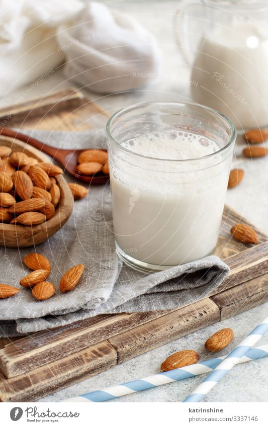 Vegane Mandelmilch, nicht-milchhaltige Alternativmilch Gemüse Ernährung Frühstück Vegetarische Ernährung Diät Getränk Löffel frisch natürlich melken alternativ