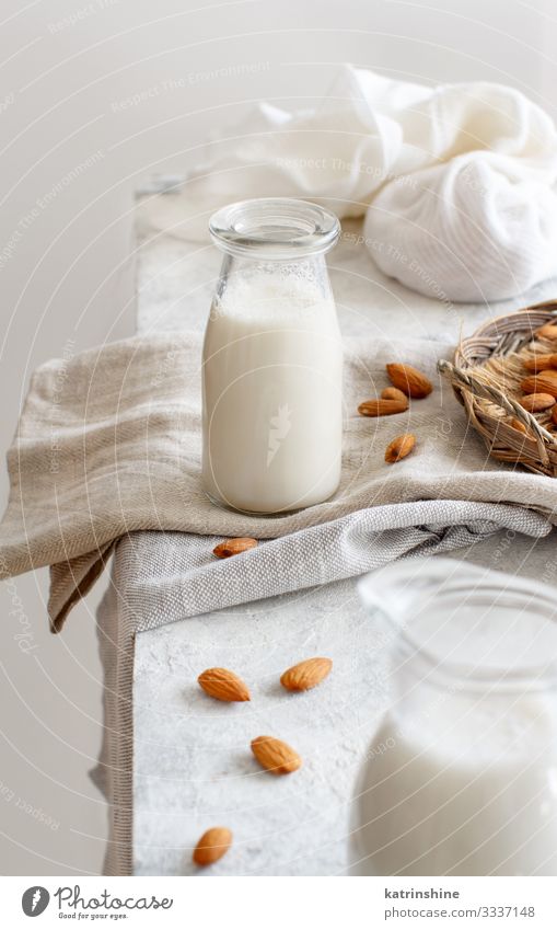 Vegane Mandelmilch, nicht-milchhaltige Alternativmilch Gemüse Ernährung Frühstück Vegetarische Ernährung Diät Getränk Flasche frisch natürlich melken alternativ