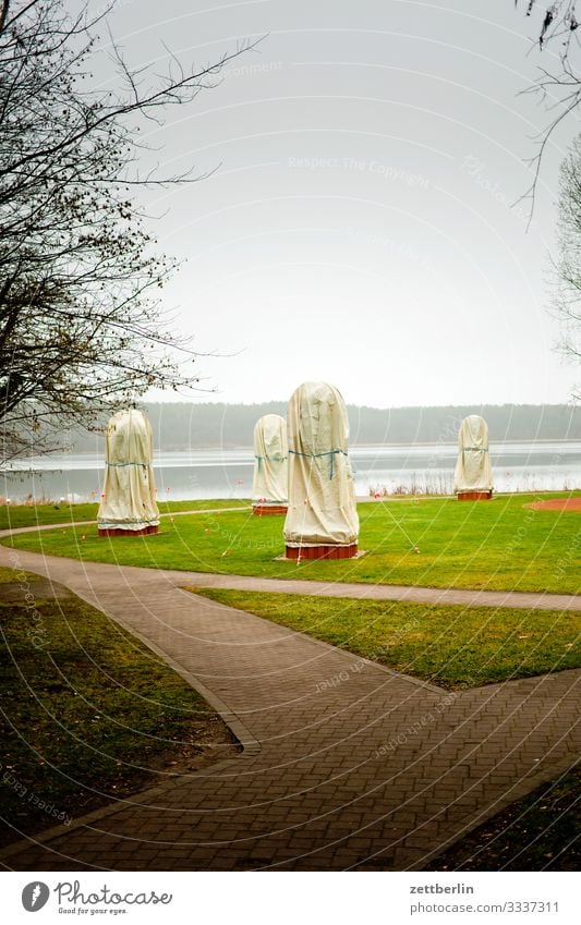 Park in Neufahrland Ausflug Berlin Brandenburg Dorf Kleinstadt neu fahrland See speckgürtel Seeufer Wald Waldsee wandern Winter Kur Kurpark Garten Wege & Pfade