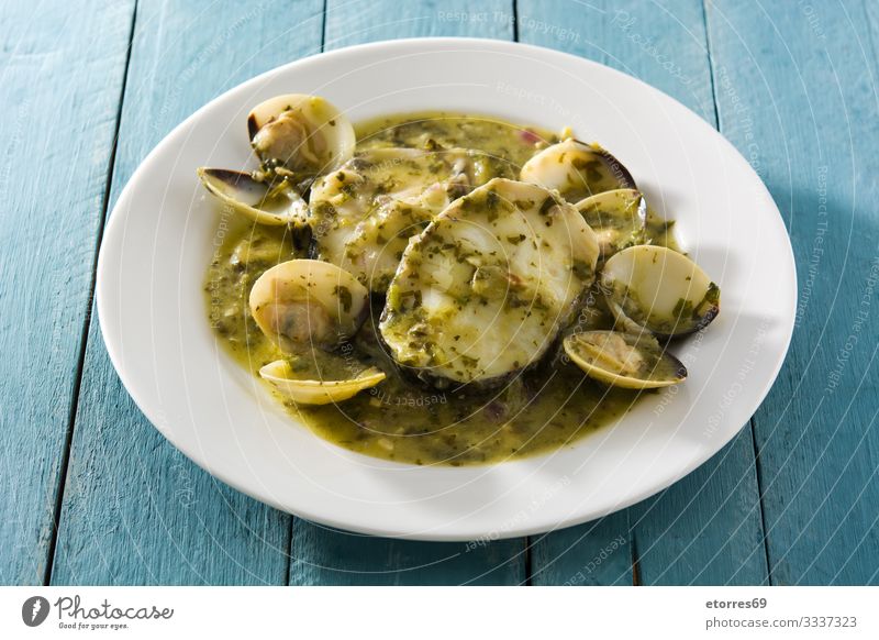 Seehechtfisch und Muscheln mit grüner Sauce blau lecker Fisch Lebensmittel Gesunde Ernährung Foodfotografie frisch Knoblauch Feinschmecker grillen Küchenkräuter