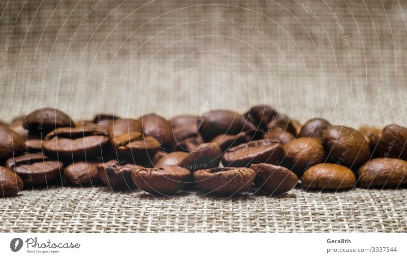 viele Kaffeebohnen auf einem Mattierungsmakro Frühstück Stoff dunkel frisch natürlich braun schwarz Energie Farbe aromatisch Hintergrund Bohnen beige Unschärfe