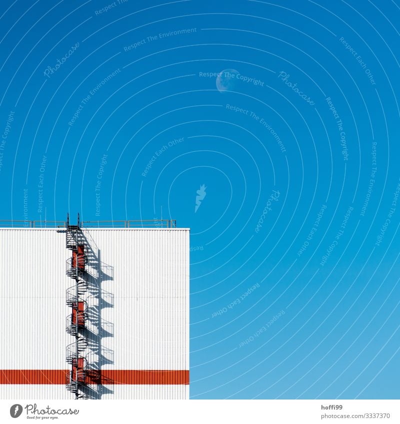 Wendeltreppe mit Mond Wolkenloser Himmel Sonne Schönes Wetter Fabrik Architektur Mauer Wand Treppe Fassade Notausgang Geländer außergewöhnlich eckig einzigartig