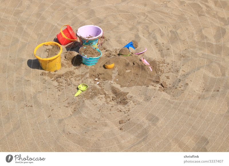 Kinderspielzeug imSand Kindererziehung Schwimmen & Baden Spielen dreckig schön Farbfoto Außenaufnahme