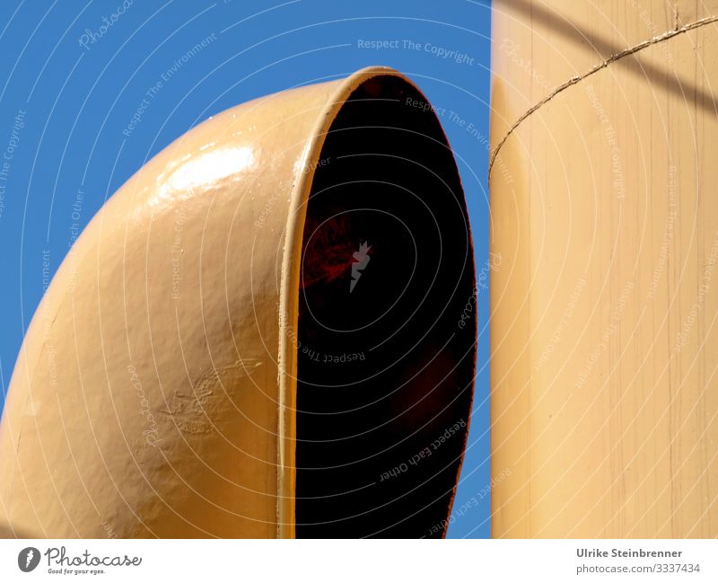 Gelbes Abluftrohr auf einem Schiff Ferien & Urlaub & Reisen Tourismus Ausflug Sightseeing Städtereise Hamburg Deutschland Europa Hafenstadt Kamin Verkehr