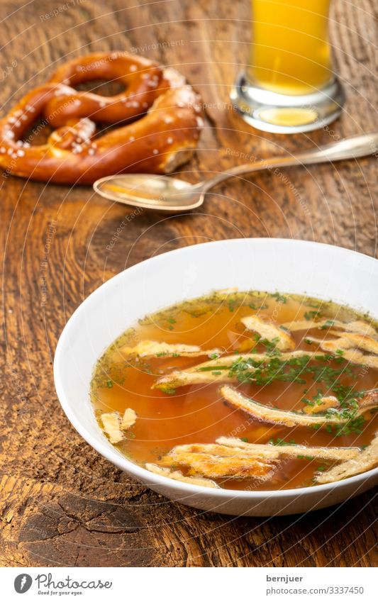 Pfannkuchensuppe Suppe Eintopf Mittagessen Abendessen Geschirr Teller Schalen & Schüsseln Kultur Holz gelb bayerisch bayrisch österreichisch frittate frittaten