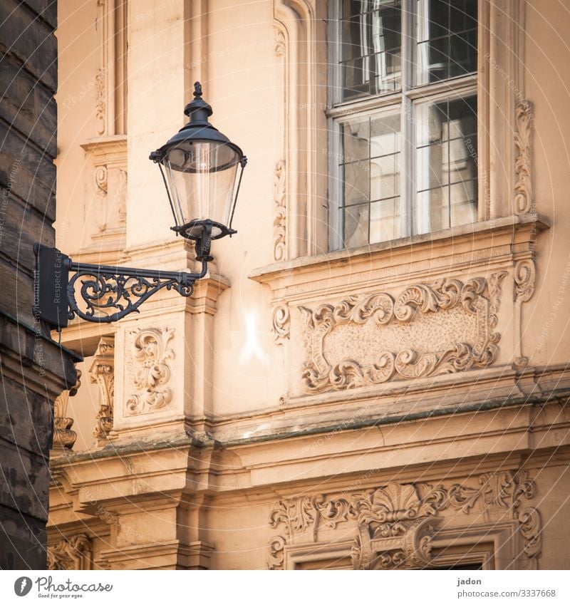 fenster (zu). licht (aus). fassade (schick). hausecke (eckig). Laterne Licht Lampe Straße Straßenbeleuchtung Fassade Stuck Fenster historisch alt Quadrat