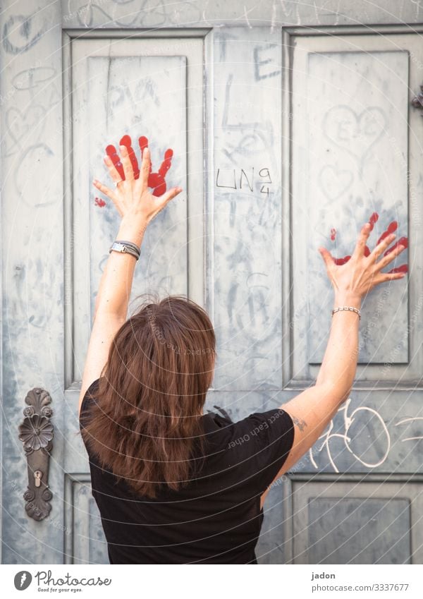 türdrücker*in. Körper Haare & Frisuren Wohnung feminin Junge Frau Jugendliche Erwachsene Hand 1 Mensch Kunst Künstler Maler Theaterschauspiel Stadt Haus Gebäude