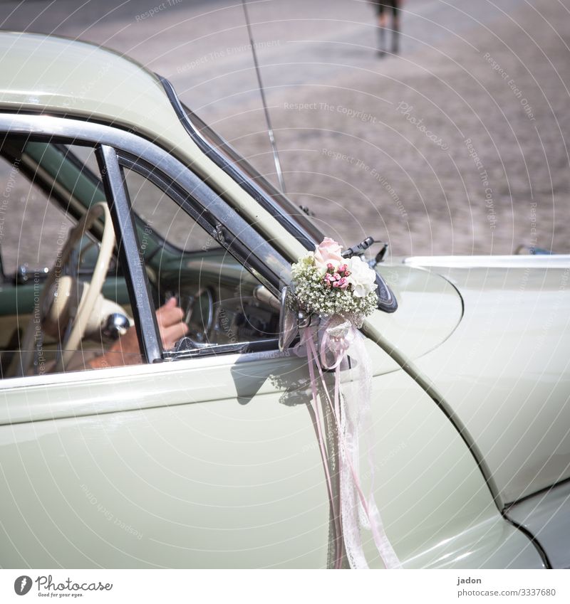 taxi für ja-sager. Reichtum elegant Hochzeit Sommer Schönes Wetter Stadt Altstadt Straßenverkehr Autofahren Oldtimer Limousine Mut Liebe Vertrauen Brautstrauß