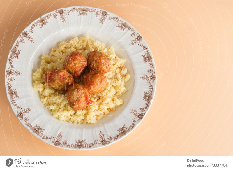 Fleischklöße mit typisch marokkanischem Couscous Abendessen Teller Tradition Kefta Marrakesch Marokko Hintergrund Zerealien Kopierbereiche cous-cous