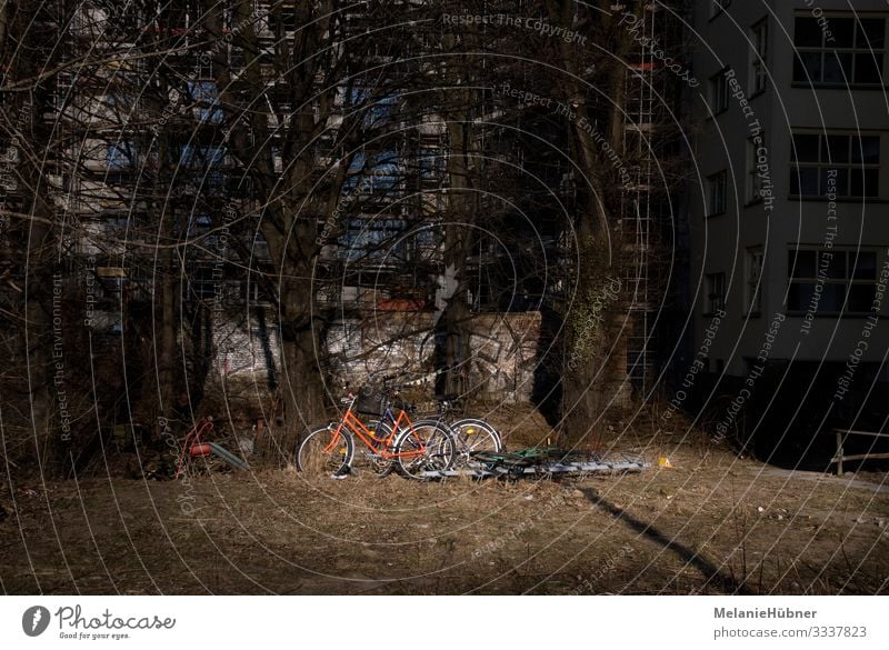 Fahrräder in Berlin Lifestyle Wohnung Traumhaus Fahrradfahren Stadt Friedrichshain Baustelle Platz Farbfoto Zentralperspektive