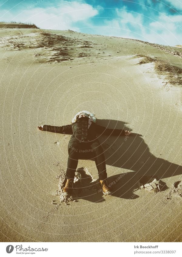 Freude in den Dünen Ferien & Urlaub & Reisen Meer feminin Frau Erwachsene Körper 1 Mensch 30-45 Jahre Natur Landschaft Sand Wolken Nordsee Mantel Fell Stiefel