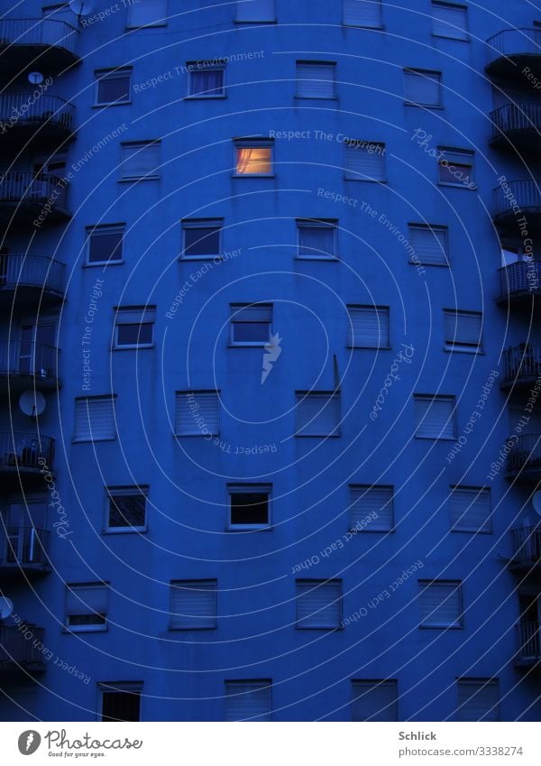 nachtaktiv Wohnung Hochhaus Bauwerk Gebäude Architektur Fassade Fenster blau gelb schwarz Einsamkeit Plattenbau Licht einsam viele Fenster dunkel Dämmerung