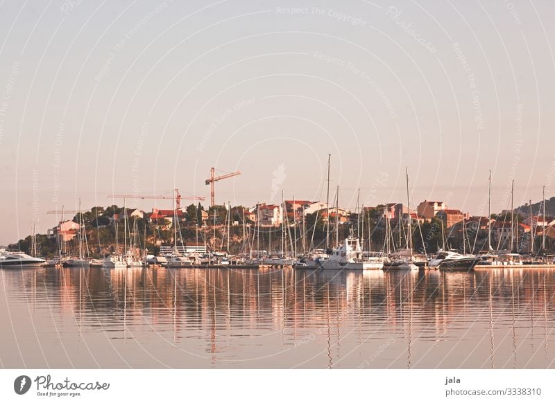 hafen Meer Natur Landschaft Himmel Wolkenloser Himmel Sommer Küste Bucht Dorf Stadt Haus Hafen Schifffahrt Bootsfahrt Fischerboot Sportboot Jacht Motorboot