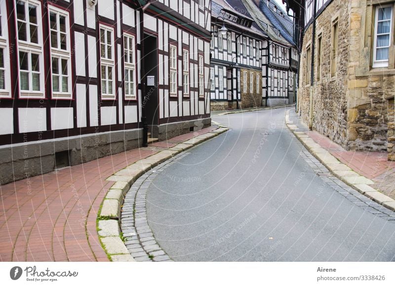 alle vom Fach Osterwieck Sachsen-Anhalt Kleinstadt Altstadt Menschenleer Fassade Fachwerkhaus Straße Häuserzeile Häusliches Leben Kurve braun grau weiß Idylle