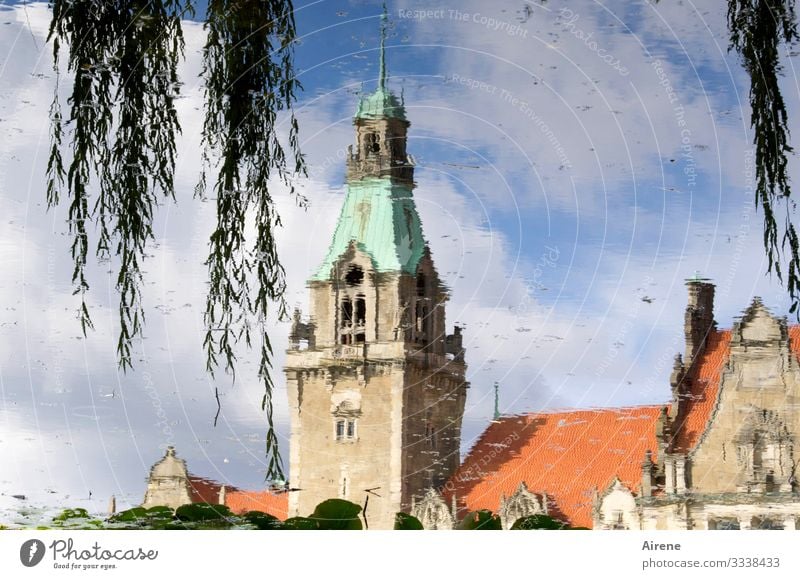 Es ist nicht alles, was es scheint. Hannover Rathaus Maschsee Spiegelung Spiegelung im Wasser Spiegelbild Wasseroberfläche See Teich Seerosen Trauerweide