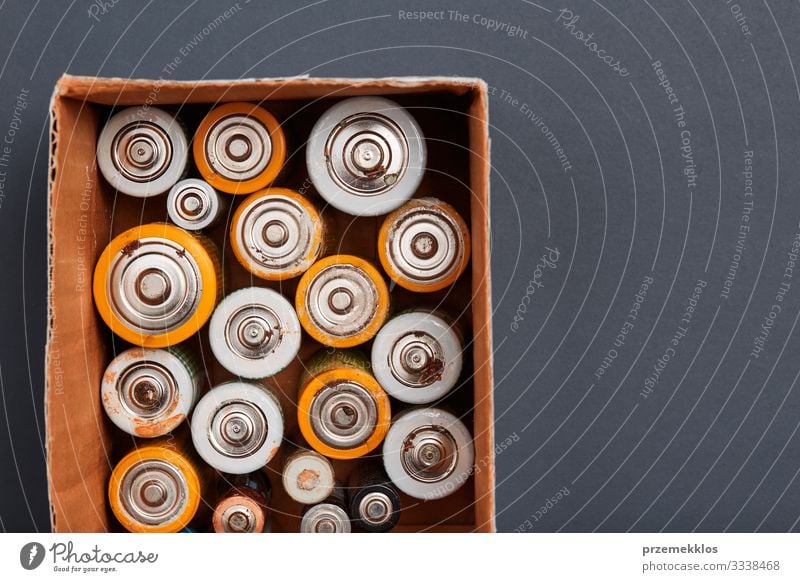 Sammeln von entladenen Batterien zum Recycling Umwelt Papier grün Energie Fürsorge Umweltverschmutzung Umweltschutz wiederverwerten ökologisch Öko gebraucht