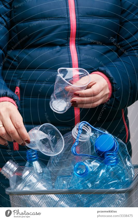 Frau sammelt gebrauchte Kunststoffverpackungen im Mülleimer Flasche Erwachsene 1 Mensch Umwelt Container Paket werfen blau Umweltverschmutzung wiederverwerten