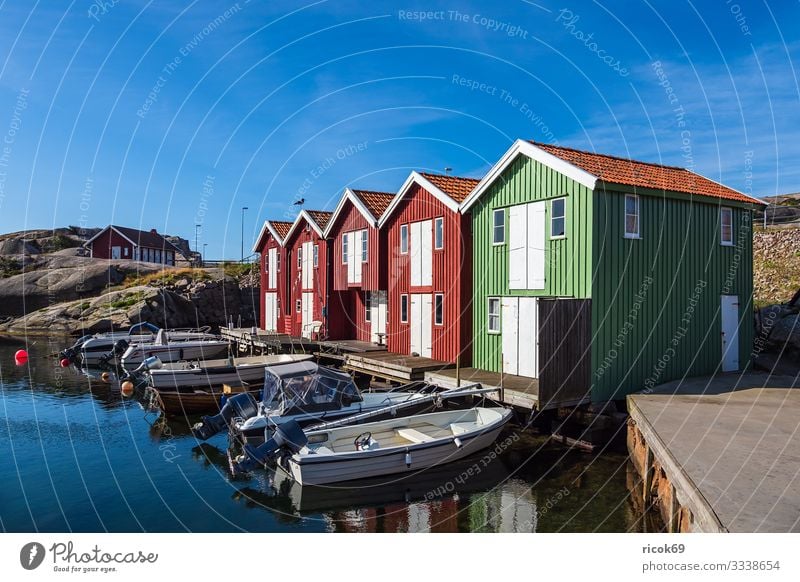 Blick auf den Ort Smögen in Schweden Ferien & Urlaub & Reisen Tourismus Sommer Meer Haus Natur Landschaft Wasser Felsen Küste Nordsee Dorf Hafen Gebäude