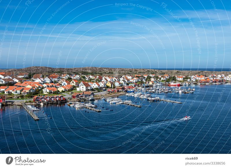 Blick auf den Ort Smögen in Schweden Erholung Ferien & Urlaub & Reisen Tourismus Sommer Meer Haus Natur Landschaft Wasser Wolken Küste Nordsee Dorf Hafen