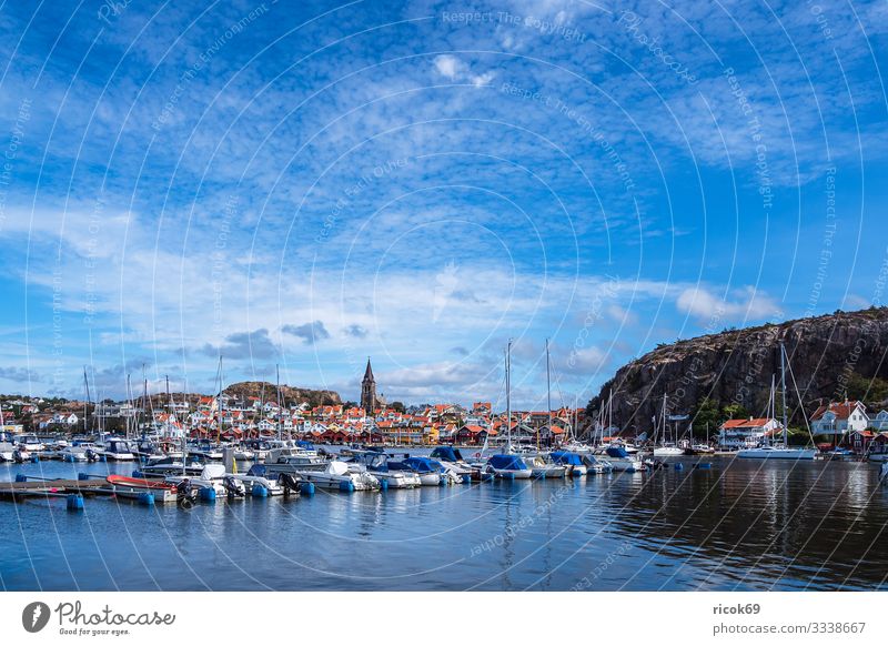 Blick auf die Stadt Fjällbacka in Schweden Ferien & Urlaub & Reisen Tourismus Sommer Meer Haus Natur Landschaft Wasser Wolken Küste Nordsee Hafen Gebäude