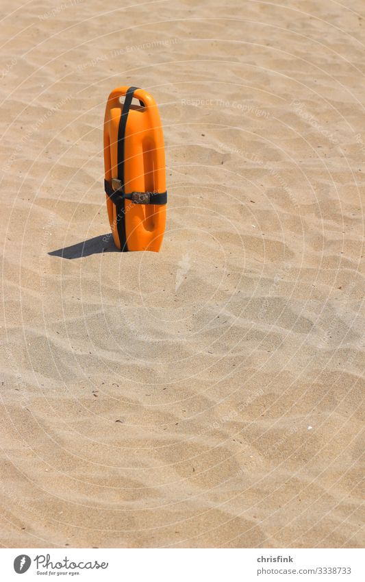 Rettungsboje in Sand Freizeit & Hobby Spielen Sommer Sommerurlaub Sonne Strand Meer Wellen Schwimmen & Baden beobachten rennen Sport Gefühle Angst dlrg