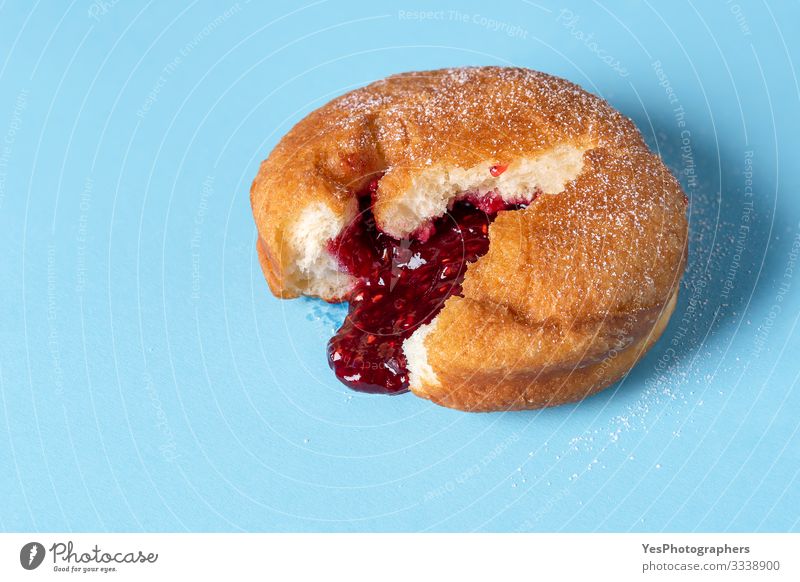 Doughnut mit Marmelade. Berliner Donut mit Himbeerfüllung Dessert lecker Tradition Deutschland Bäckerei Berliner Krapfen Blauer Hintergrund Kuchen Konfekt