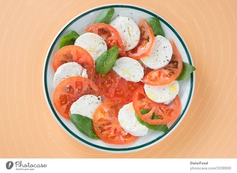 Caprese-Salat auf braunem Hintergrund Käse Gemüse Kräuter & Gewürze Ernährung Essen Diät Teller Tisch frisch rot weiß Tradition Basilikum brauner Hintergrund