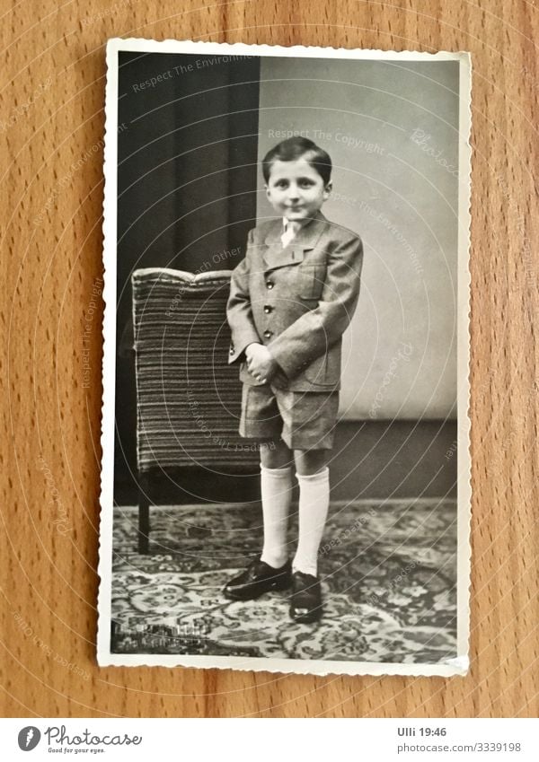 Ulli 19:53 Raum Fotostudio Schule Schüler Mensch maskulin Junge Kindheit 3-8 Jahre Anzug brünett Scheitel Blick stehen warten ästhetisch authentisch elegant